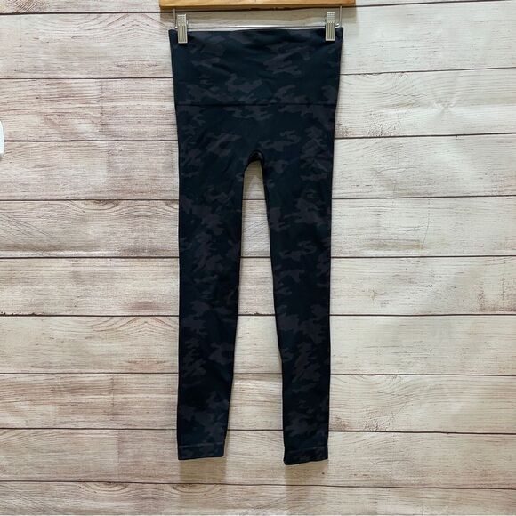 SPANX CAMO LEGGINGS IN GRAY AND BLACK - Picture 2 of 3